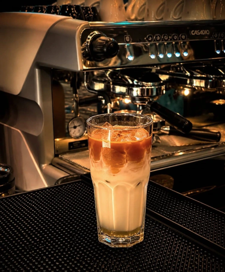 Iced latte in front of the BAROCK espresso machine